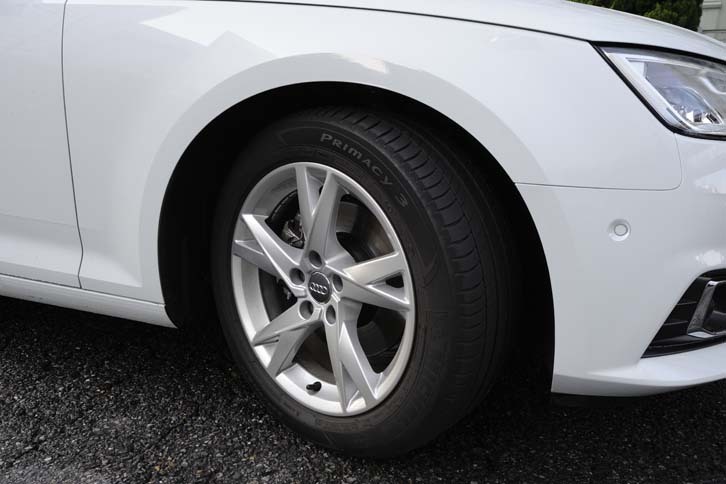 試乗車のタイヤは「ミシュラン・プライマシー3」。サイズは前後とも225/50R17。