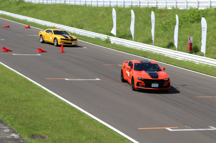 「カマロドライビングスクール」のひとコマ。テクニカルなショートコースをいかにスムーズかつ安全に走ればいいかを、プロドライバーの先導車を追いかけることで学べる。講師陣による同乗走行もあり、そこではシボレーのスポーティーモデルの実力を知ることもできた。