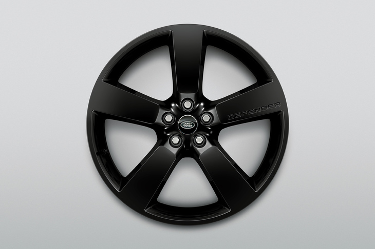 「グロスブラックフィニッシュ」の「22インチ“スタイル5098”5スポークアロイホイール」が標準装備される。