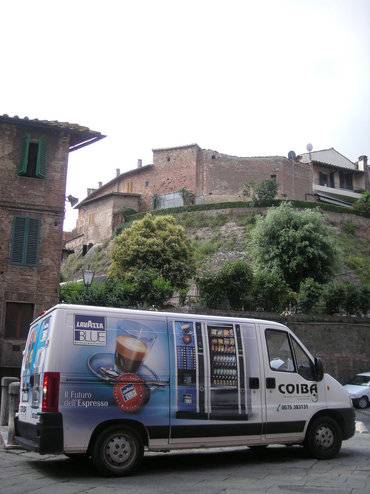 ラバッツァ社のエスプレッソコーヒー自動販売機のサービスカー。