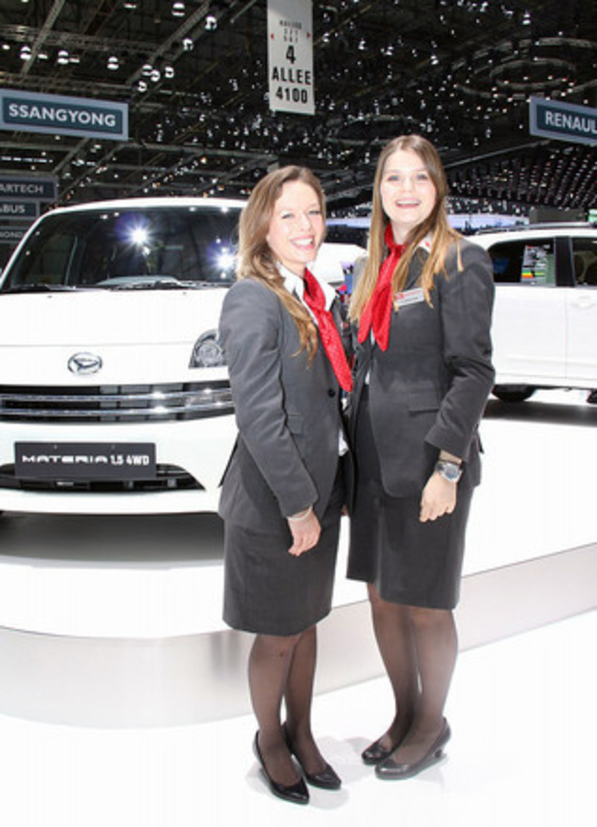 バイク展示会キャンギャル ローアングル 第185回:「大矢アキオ さすらいのジュネーブショー2011」(後編) 来年はハリボテ・コンパニオンがお出迎え? 【マッキナ あらモーダ!】 - webCG