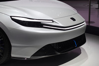 フロントマスクは厚みを抑えたスリークな意匠。ランプまわりの凝ったデザインといい、“首から下”とちょっとイメージが違うような……。