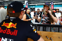 初開催のマイアミGPは、アメリカでのF1人気を象徴するような週末となり、高額なチケットを手に入れた熱心なファンが多く詰めかけた。来年にはラスベガスでのレースも加わり、オースティンでのアメリカGPを含め、アメリカだけで3レースが行われる。（Photo=Getty Images / Red Bull Content Pool）