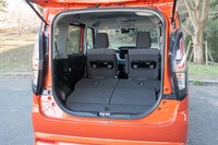 50：50分割の後席背もたれを倒したときの荷室床面長は1390mm。いかにスーパーハイトワゴンといえども、軽にこれだけの広さは望めない。