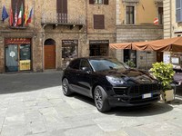 ポルシェは最初の設計事務所開設から90周年だ。写真は2020年6月にシエナで撮影した「マカン」。