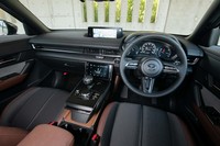 インテリアのつくりはマイルドハイブリッドモデルと変わらない。プラチナサテンのホーンパッドリングや合皮のドアアームレストなどは最上級グレード「ハイエストセット」（今回の試乗車）専用。