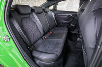 フロントシートと同じく、「ダイナミカ／アーティフィシャルレザー」の表皮が採用されるリアシート。背もたれには40：20：40の3分割可倒機構が備わっている。