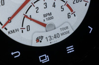 気筒休止システム「リアシリンダー・ディアクティベーション・システム」の作動時に表示されるアイコン。アイドリング時の無駄な燃焼を抑えることで、放熱の抑制による快適性向上と、実燃費の改善に寄与する。