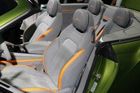 新意匠のキルトパターンやパーフォレーションが採用されたシート。乗車定員は4人となっている。