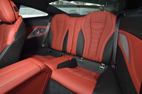 リアウィンドウの面積は広く、後部座席のヘッドレスト上部付近までガラスが到達している。背もたれには、50：50分割可倒機構「スルーローディングシステム」が備わる。