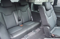 2人掛けの3列目シートにもリクライニング機能が備わっている。