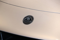 ノーズに装着されたロータスのエンブレム。