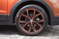 オレンジの「カラーパッケージ」をチョイスしていたテスト車は、ホイールもオレンジにペイントされていた。