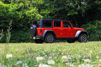 度重なる値上げにより、すっかり高額車になってしまった「ジープ・ラングラー」。円安や原材料費・輸送費高騰という向かい風のなかで、値下げを断行したインポーターの心意気に拍手するとともに、かつての優位性を取り戻せるかに注目したい。