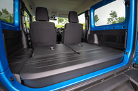 後席はヘッドレストを外すことでフラットにたたむことが可能。後席のシートベルトを脱着式としたり、両サイドに片側5個のユーティリティーナットを設けたり、床下に収納ボックスを設置したりと、限られたスペースを有効に使うための工夫が凝らされている。