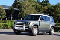 試乗車はカタログモデル全4グレードの中で最もベーシックな「ディフェンダー110」。車両本体価格は589万円。