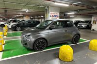 「フィアット500e」（イタリア）。2023年8月4日。