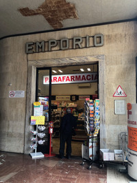 空港行きの市電の開通とともに、バスと市電の乗車券販売所の役割を果たすことになった駅構内の薬局。