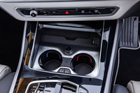 「X5」全モデルのセンターコンソールに、保冷・保温機能付きカップホルダーが標準で設置される。手前のプッシュ式スイッチで保冷か保温かを切り替えられる。