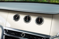 水温計、コンパス、ストップウオッチの3連メーターが姿を現す。エンジンオフ時には周囲と同じ「ピアノリネン」のパネルが表に出てくるぜいたくな機構だ。