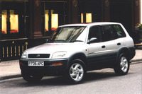 ボディーを410mm延長した5ドアモデル。日本では1995年に発売され、ファミリー層の顧客を大いに獲得していくこととなった。