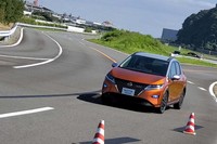 サスペンションは専用仕立て。独自の車高アップスプリングを採用したほか、ダンパーの減衰力をチューニングすることで乗り心地を向上させた。