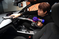 エアコンの吹き出し口やスイッチ類など、デリケートな場所には「ミニ ソフトブラシ」が最適。やさしくほこりを取り除ける。もちろん、写真のように「延長ホース」も装着できる。