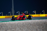 フェラーリは、3戦連続でカルロス・サインツJr.（写真）がチームメイトとの予選対決を制し7位、フェルスタッペンとバルテリ・ボッタスの降格ペナルティーで5番グリッド。シャルル・ルクレールはQ2敗退で13位と、予選では2台で明暗が分かれたが、レースとなれば2台そろってポイントを獲得し、サインツJr.7位、ルクレールは8位と、最大のライバルであるマクラーレンのランド・ノリスを9位に従えてダブル入賞。コンストラクターズランキング4位のマクラーレンとの差は39.5点まで開き、ランキング3位の座を確かなものにしつつある。（Photo=Ferrari）