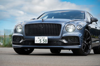 フロントグリルをはじめとしたエクステリアの各部がグロスブラックで仕立てられる。