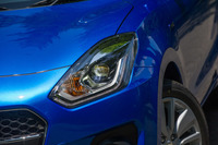 同じフルハイブリッド車でも「SL」と「SG」では装備が大きく異なり、上級グレードのSLにはオートレベリング機能付きのLEDヘッドランプやLEDウインカー付きドアミラー、16インチアルミホイールなどが装備される。