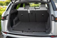 荷室の容量は472リッター。最大開口幅は1301mmで、タイヤハウス間の最も狭いところでも1053mmを確保している。