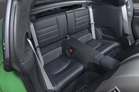 コンパクトながらもリアシートを備えているのが「911」ならではの美点。フロントのラゲッジスペースを使わなくても手荷物をしまっておける。