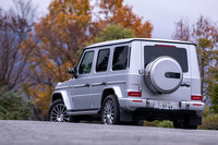 従来の「Gクラス」にあえて似せてデザインされたエクステリア。8枚のウィンドウガラスは従来型の流用に見えるが、すべて新設計で、リア以外は微妙に湾曲している。ガラススライディングルーフが装着された試乗車の車重は2500kg。