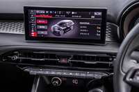 センターのタッチスクリーンにはプラグインハイブリッドモデル専用の「ハイブリッド」ページを追加。リアルタイムでエネルギーフローが表示されるほか、エンジンとバッテリー別の走行履歴なども確認できる。モバイルアプリ「My Alfa Connect」を通じて予約を含む充電設定も行える。