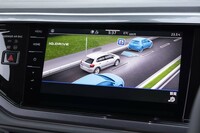 高速道路での同一車線内全車速運転支援システム「トラベルアシスト」やマトリクスLEDライト「IQ.ライト」などの先進運転支援システムが新たに採用された。センタースクリーンを介して各種設定が可能。