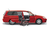 三菱、「ランサー」「タウンボックス」などの福祉車両を展示