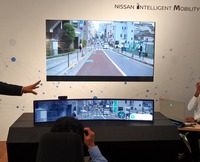 こちらは、さらに未来のメーターパネルを提案するデモ機。中央の大画面はクルマのフロントウィンドウ越しの前方視界を、手前の横長画面（A4用紙4枚分の大きさ！）は車内のメーターパネルを示している。