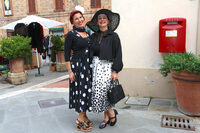 地元のご婦人もレトロ風情で決めていた。