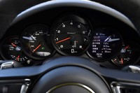 エンジン回転計を中央に据えた5連メーター。右から2番目はマルチインフォメーションディスプレイになっている。