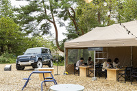 「DESTINATION DEFENDER POP-UP IN KARUIZAWA」の会場風景。日によって異なるアクティビティーやワークショッププログラムが用意されていた。奥に見える展示車両は「タスマンブルー」の外板色をまとった「ディフェンダー110 SEシティパック」。