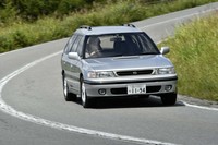 当時“スバル4WD車発売20周年記念モデル”として発売された特別仕様車「レガシィ ツーリングワゴンGTタイプS2」。15インチのBBSホイールやMOMOステアリングホイール、KENWOODオーディオなどを専用装備として採用。試乗車は、これらが当時のまま完璧にそろった個体だった。