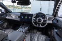 インテリアカラーは「タウマスブラック」（タウマスはギリシャ神話の海洋の神）。随所にソフトパッドが使われており、全体の質感は高い。新たにドライバーの右上にサングラスホルダーが付いた（グラブハンドルの部分）。