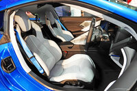 日本仕様には、Boseのパフォーマンスオーディオやデータロガー、シートヒーター／ベンチレーションなどの装備に加え、表皮にカーボンとナッパレザーを用いた「GT2」シートや、マイクロファイバーとレザーのインテリアトリム、カーボン製のステアリングホイールなどを備えた最上級グレードの「3LZ」が導入される。