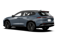 「クラウン エステート」のリアクオータービュー。前編で詳述しているとおり、サイドのデザインには非常に挑戦的な手法を取り入れている同車だが、全体的なイメージは、かなりすっきり、控えめなものにまとめられている。