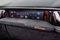 メーターパネルやセンターディスプレイに加え、助手席前方にはパッセンジャー用となる第3のディスプレイが備わっている。