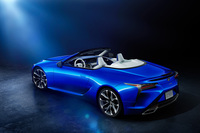 「LC500コンバーチブル“ストラクチュラルブルー”」では、特別仕様車専用となる「ストラクチュラルブルー」の外装色を採用している。