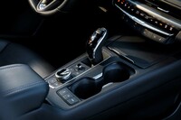 センターコンソールやセンタークラスターには、空調やインフォテインメントシステム、ドライブモード、シフトセレクターなどのコントローラーを配置。いずれも物理スイッチや機械式のコントローラーとなっており、タッチスクリーンにこだわる欧州の競合車種とは対照的だ。