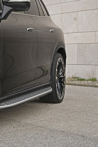 フェンダーの前方に設けられた「ナインオクロックスポイラー」。