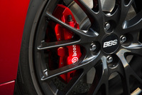「RF RS」のみに設定されるブレンボ製のフロントブレーキとBBS製17インチアルミホイール。ホイールサイズは、ソフトトップ車では全車16インチなのに対し、「RF」では17インチが標準となる。