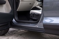 ドアがサイドシルを覆うデザインを採用。悪路走行などの後でも、乗降の際に服の汚れを防いでくれる。小さな配慮だが、これもボルボ流のおもてなしの心遣いだろう。